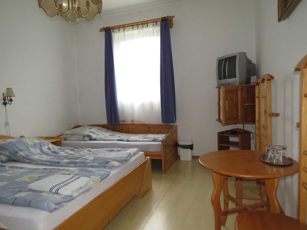 Rezkakas Fogado Bed & Breakfast Zirc Exterior photo
